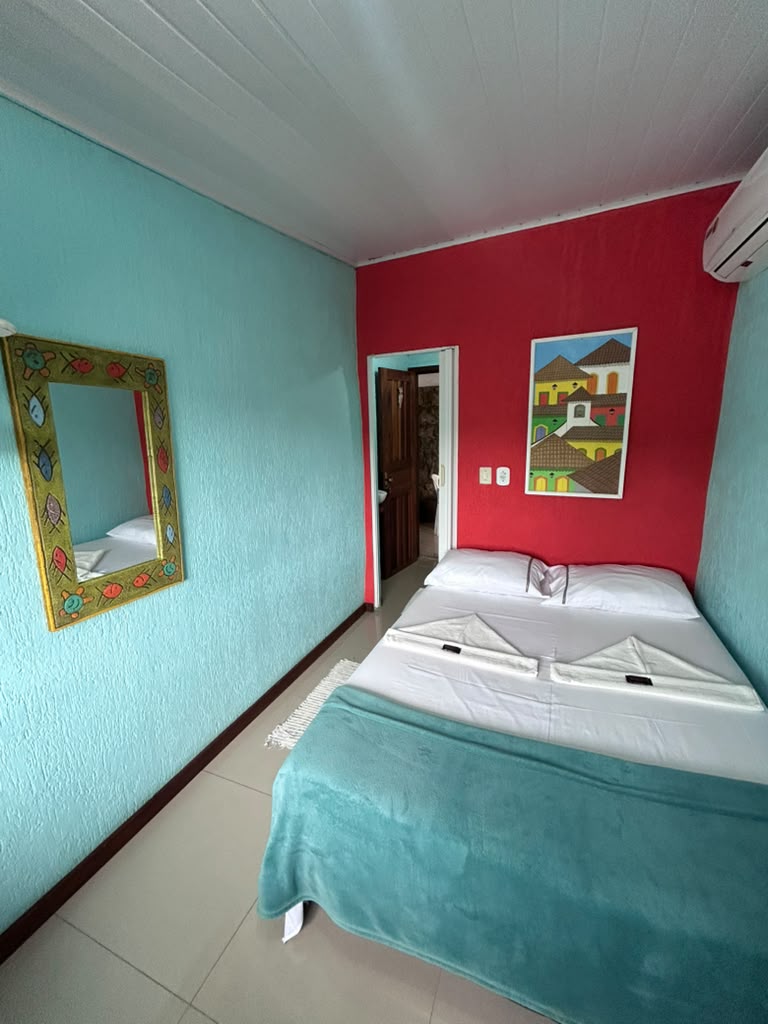 Quarto standard vermelho com cama de casal