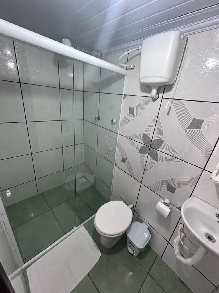 Banheiro privativo do quarto Twin com box de vidro