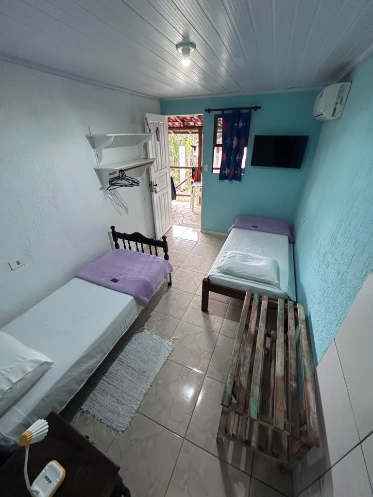 Quarto twin com duas camas de solteiro