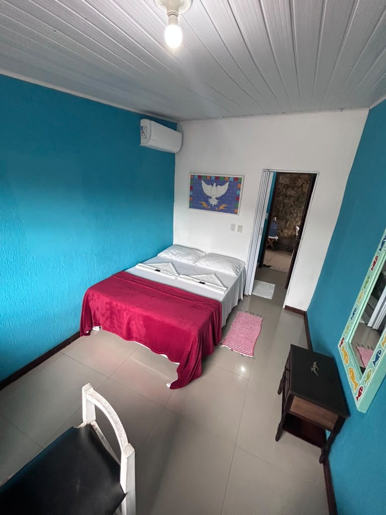 Quarto standard verde-água com cama de casal